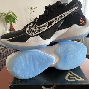Basketball shoes